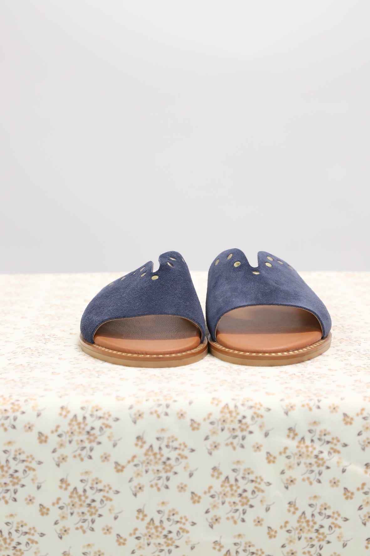 Mules plates avec clous bleu marine, Gilrhood - Tailles 39 et 41