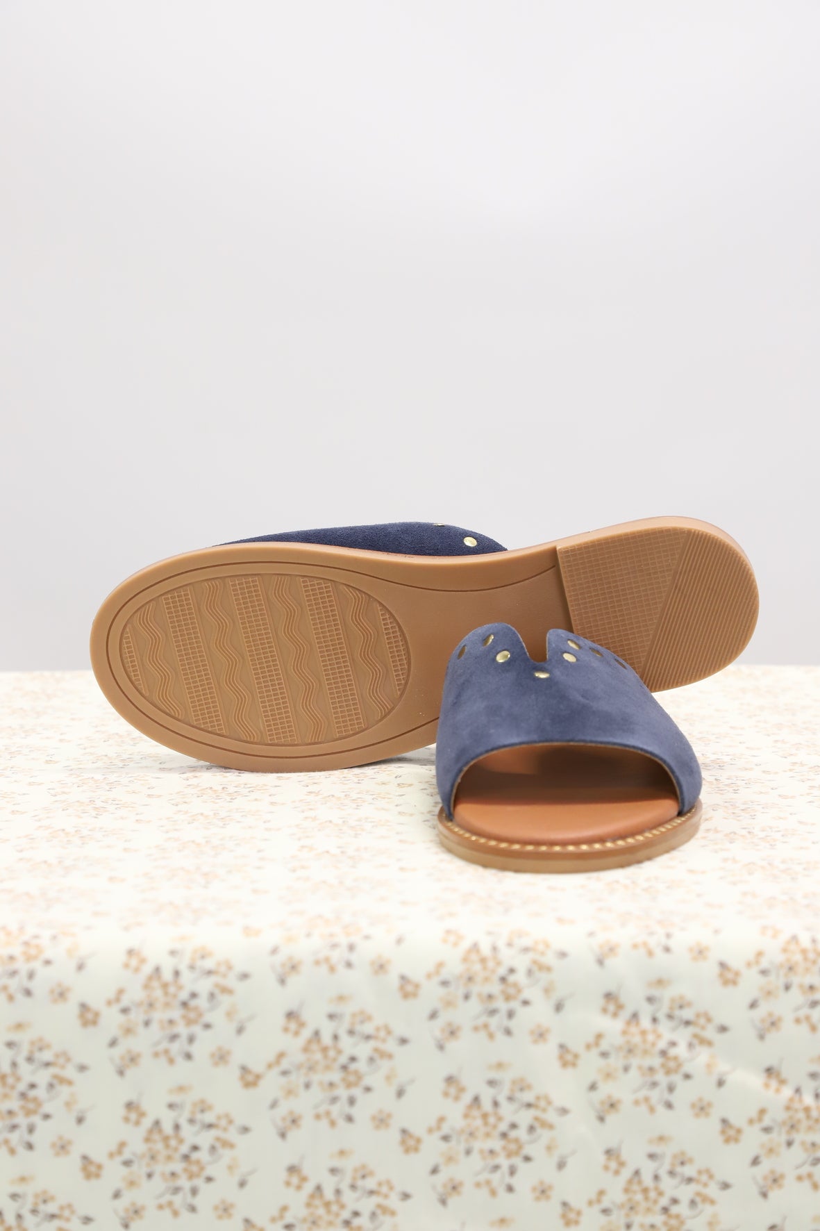 Mules plates avec clous bleu marine, Gilrhood - Tailles 39 et 41