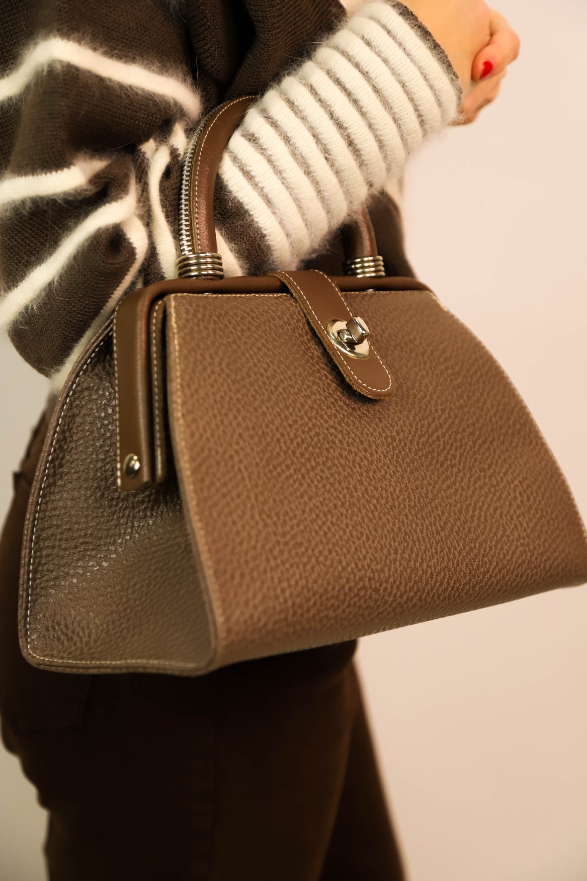 Sac à main marron en cuir Paquetage Paris