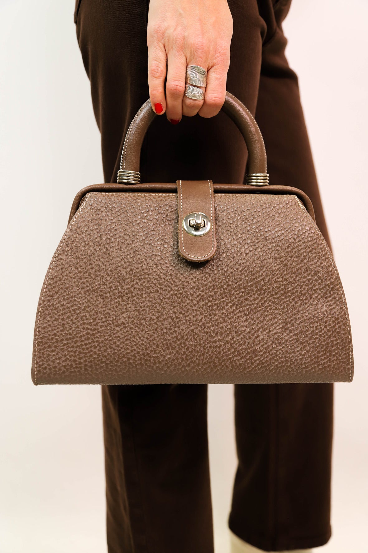 Sac à main marron en cuir Paquetage Paris