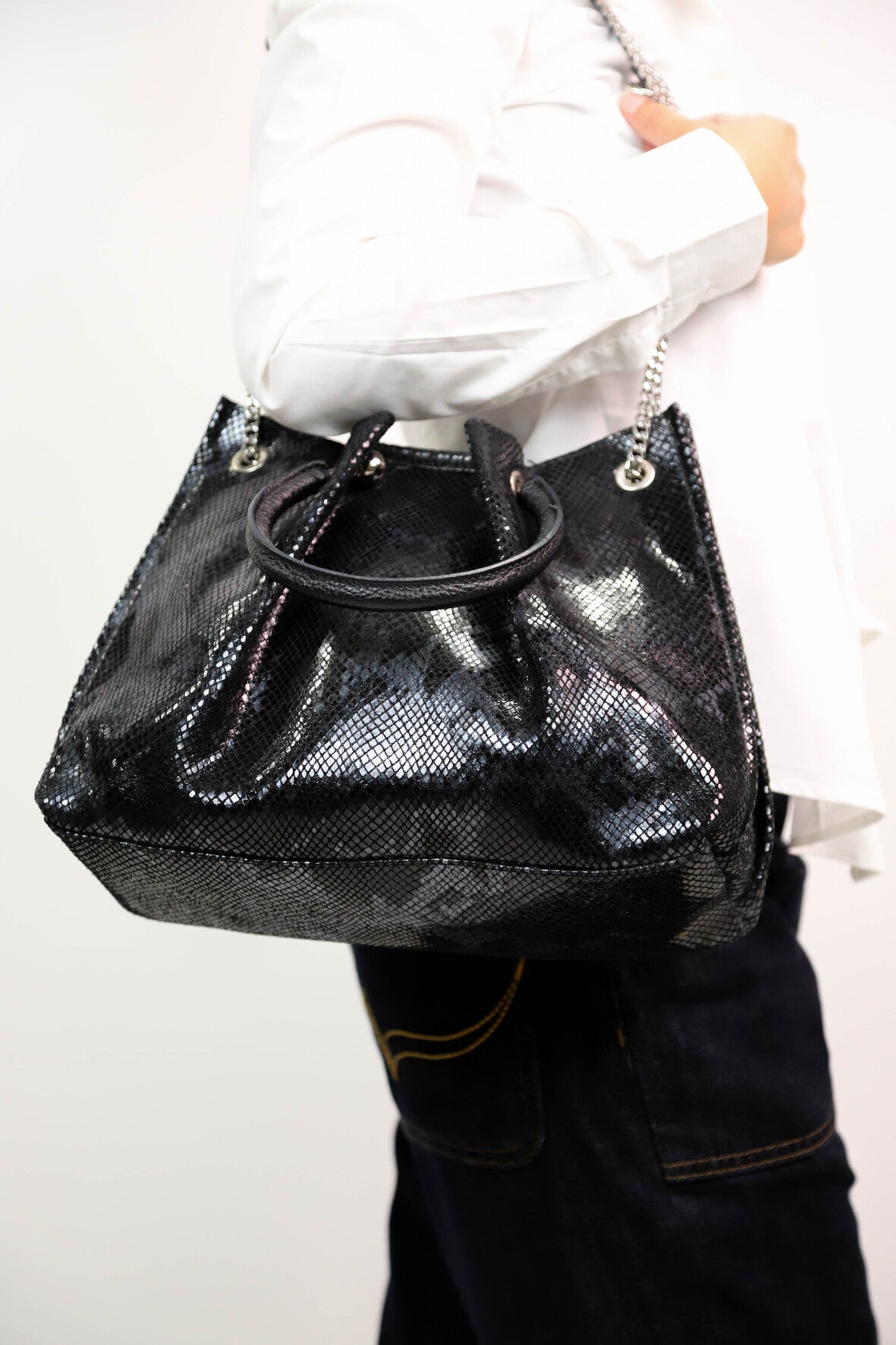 Sac à main noir motif serpent