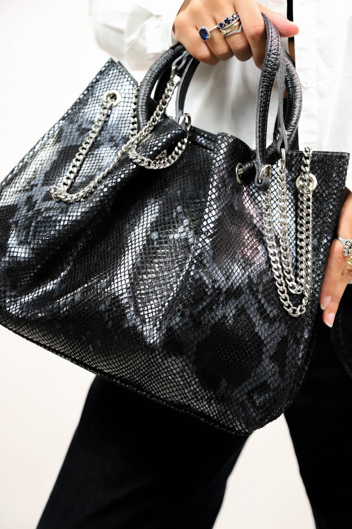Sac à main noir motif serpent