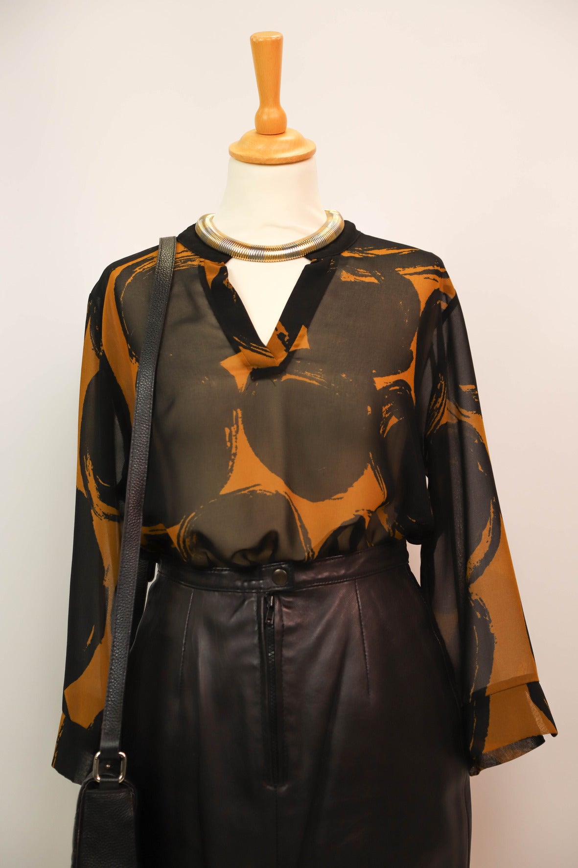Chemisier col V noir La fée maraboutée Taille L
