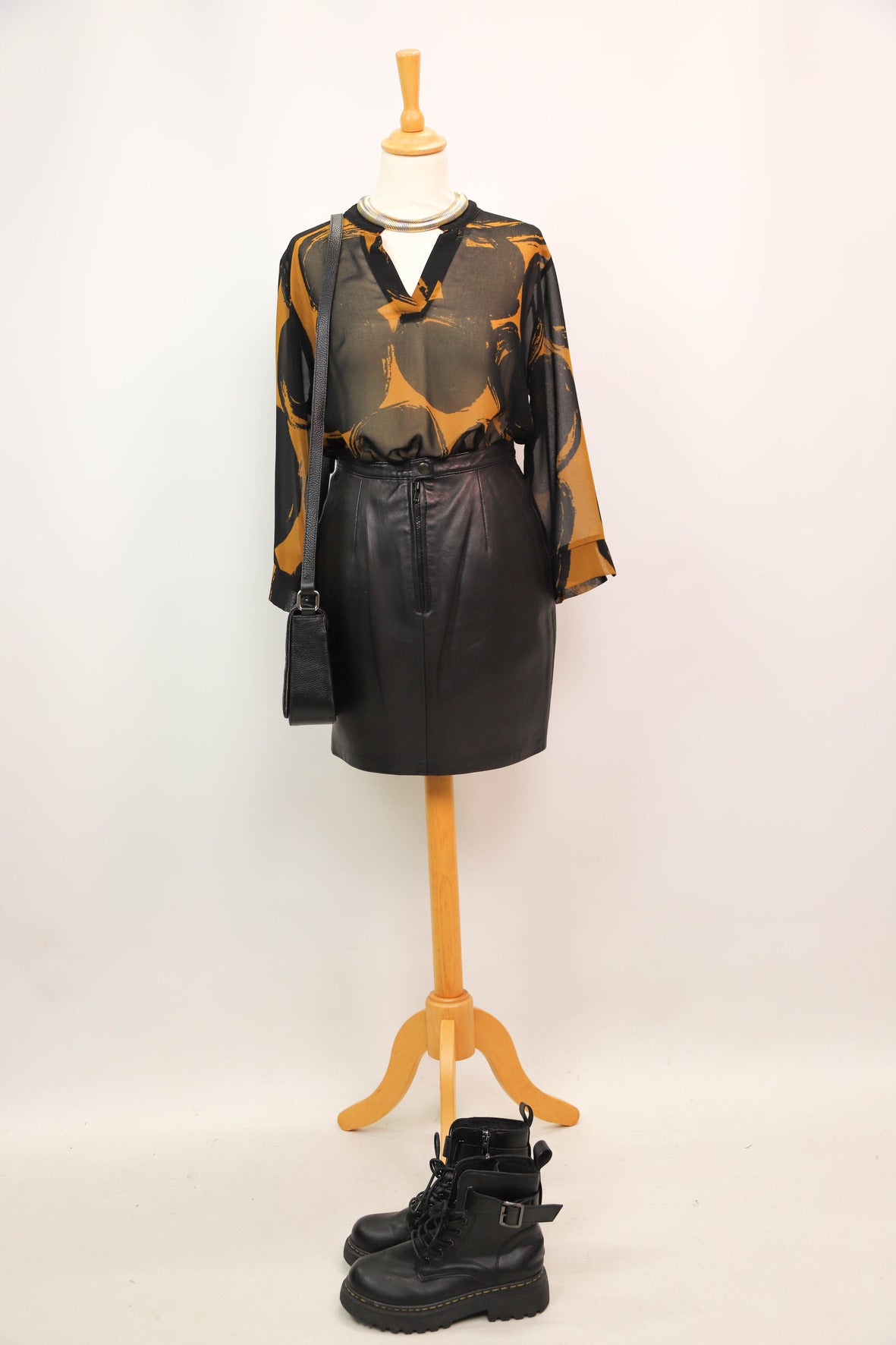Chemisier col V noir La fée maraboutée Taille L