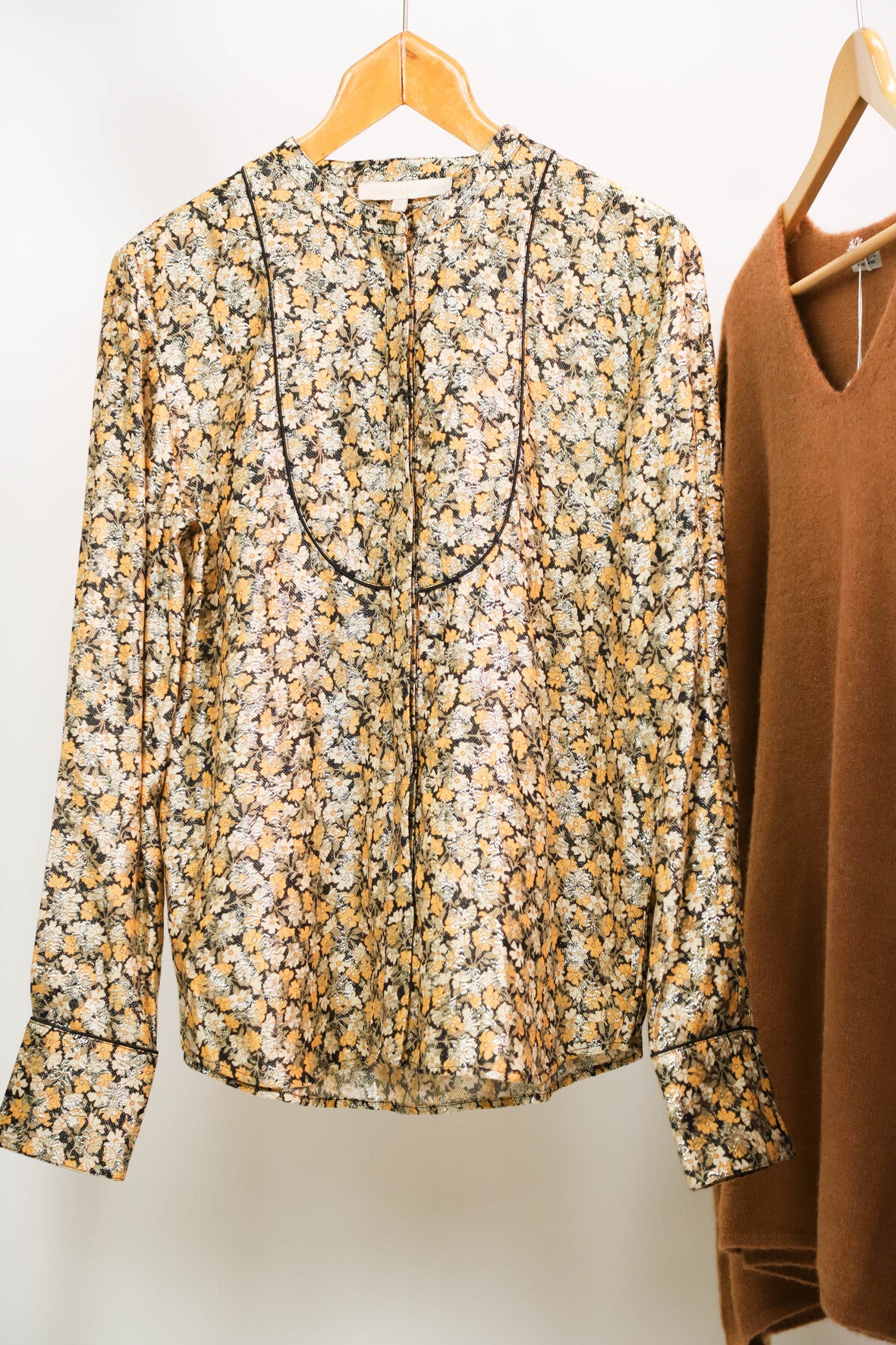 Chemise fleurie sur fond noir, fils brillants - Vanessa Bruno Taille XL