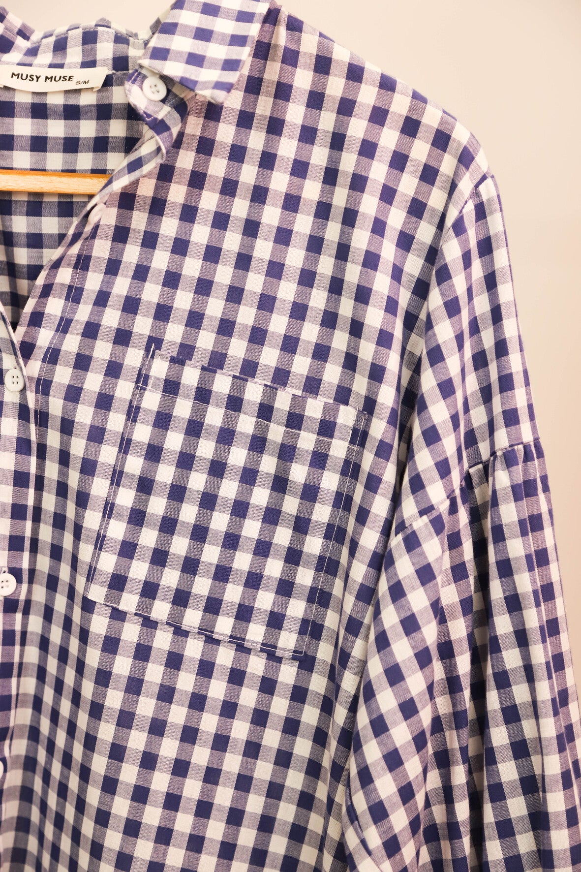 Chemise bleue vichy avec poche à la poitrine, poignées avec petits volants et élastiques Musy Muse Taille M