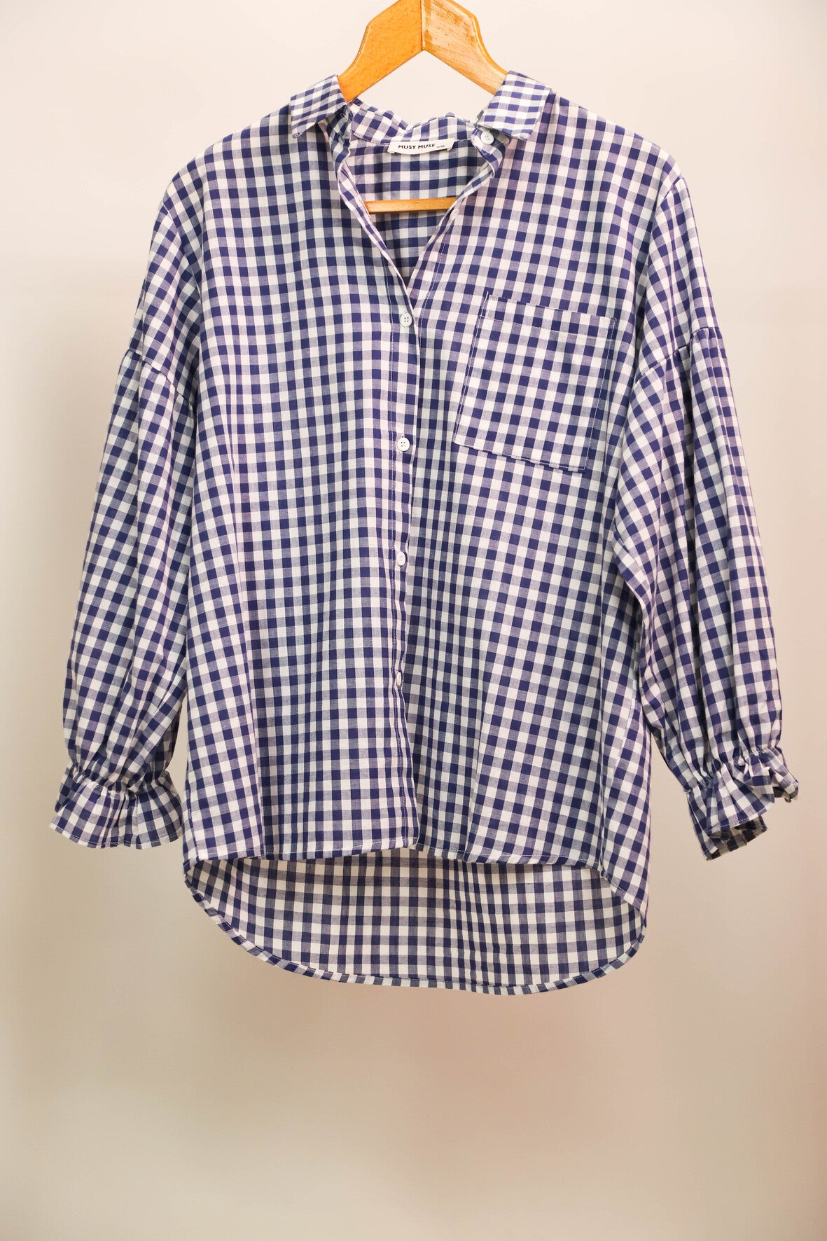 Chemise bleue vichy avec poche à la poitrine, poignées avec petits volants et élastiques Musy Muse Taille M