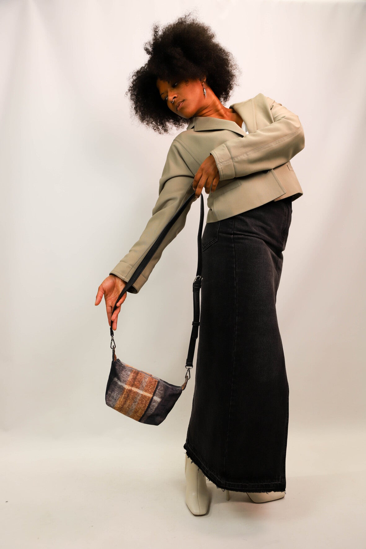 Sac pochette en bâche de vitrine upcyclée carreaux et noire, Fringuette La Ligne