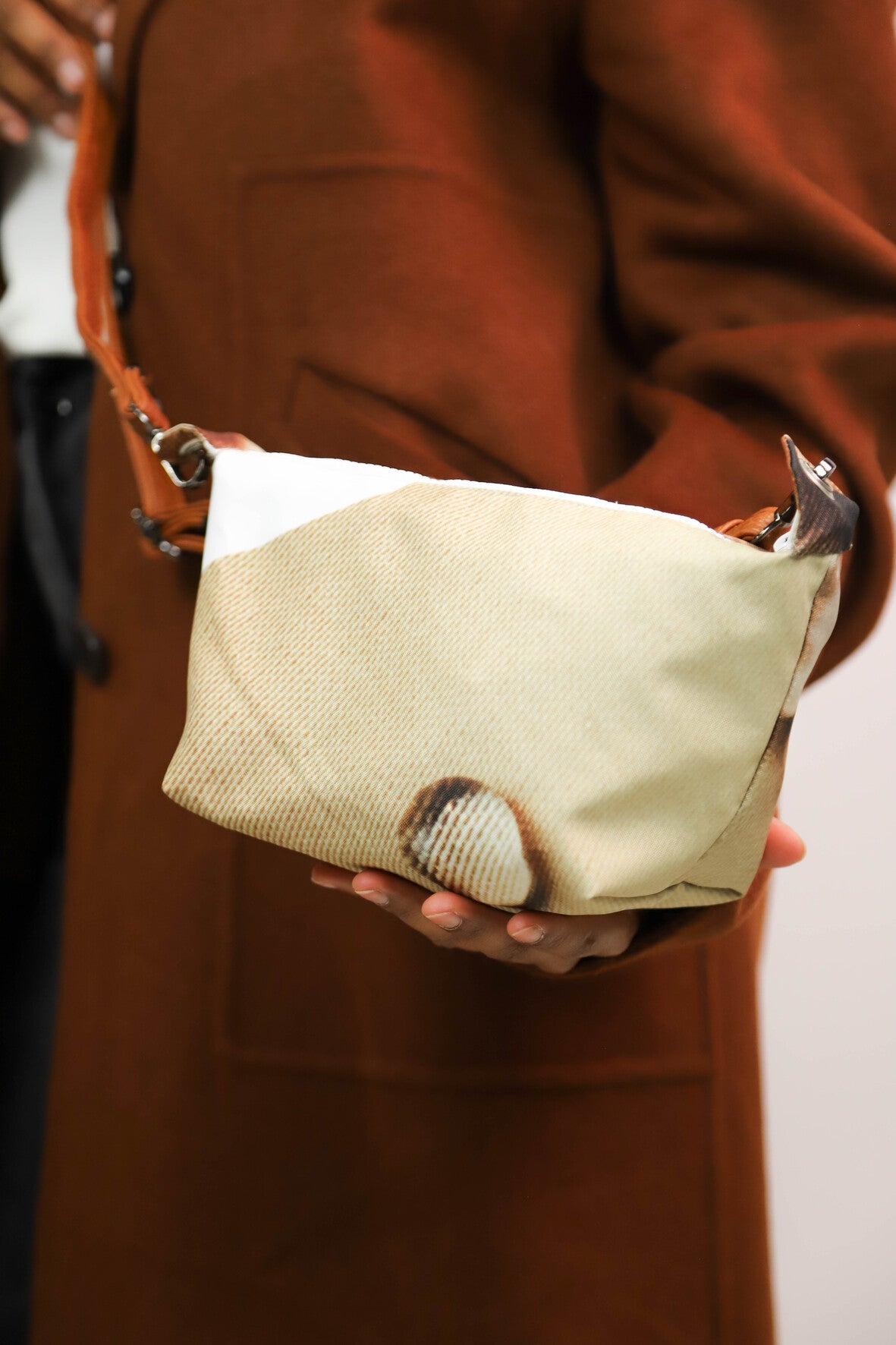 Sac pochette en bâche de vitrine upcyclée marron, Fringuette La Ligne