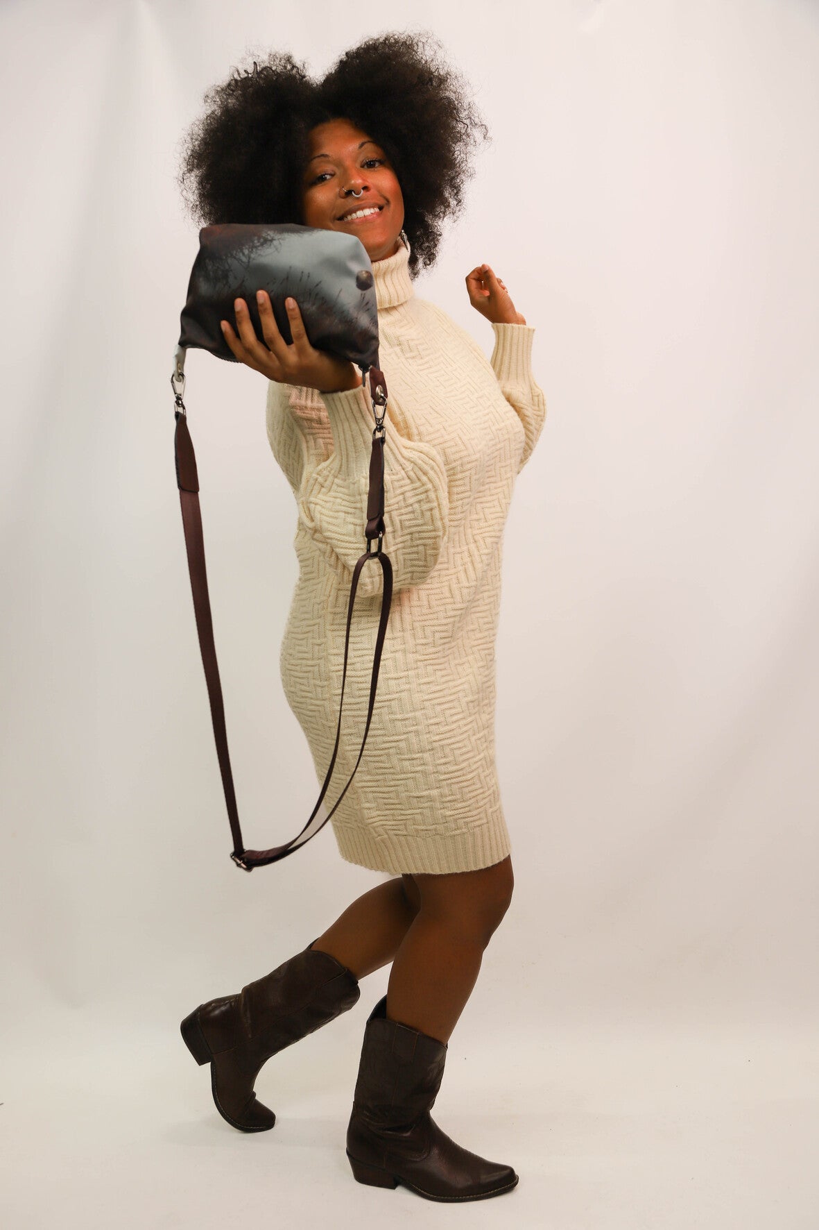 Sac pochette en bâche de vitrine upcyclée marron, Fringuette La Ligne