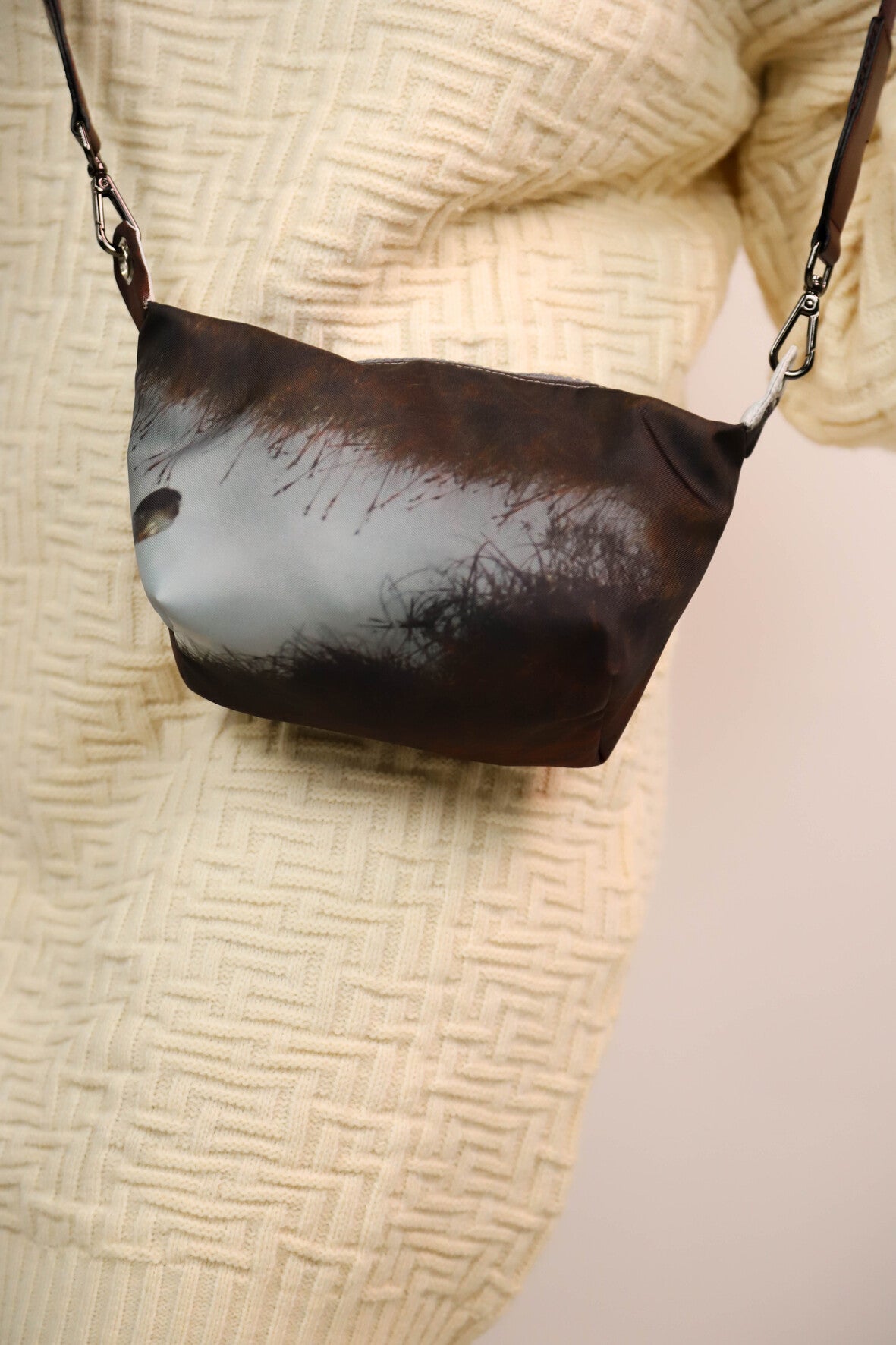 Sac pochette en bâche de vitrine upcyclée marron, Fringuette La Ligne