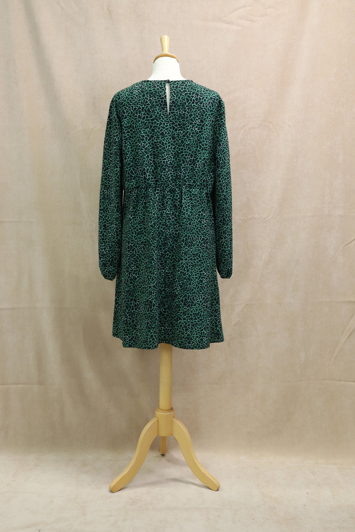 Robe à motifs noirs et verts Taille XXL