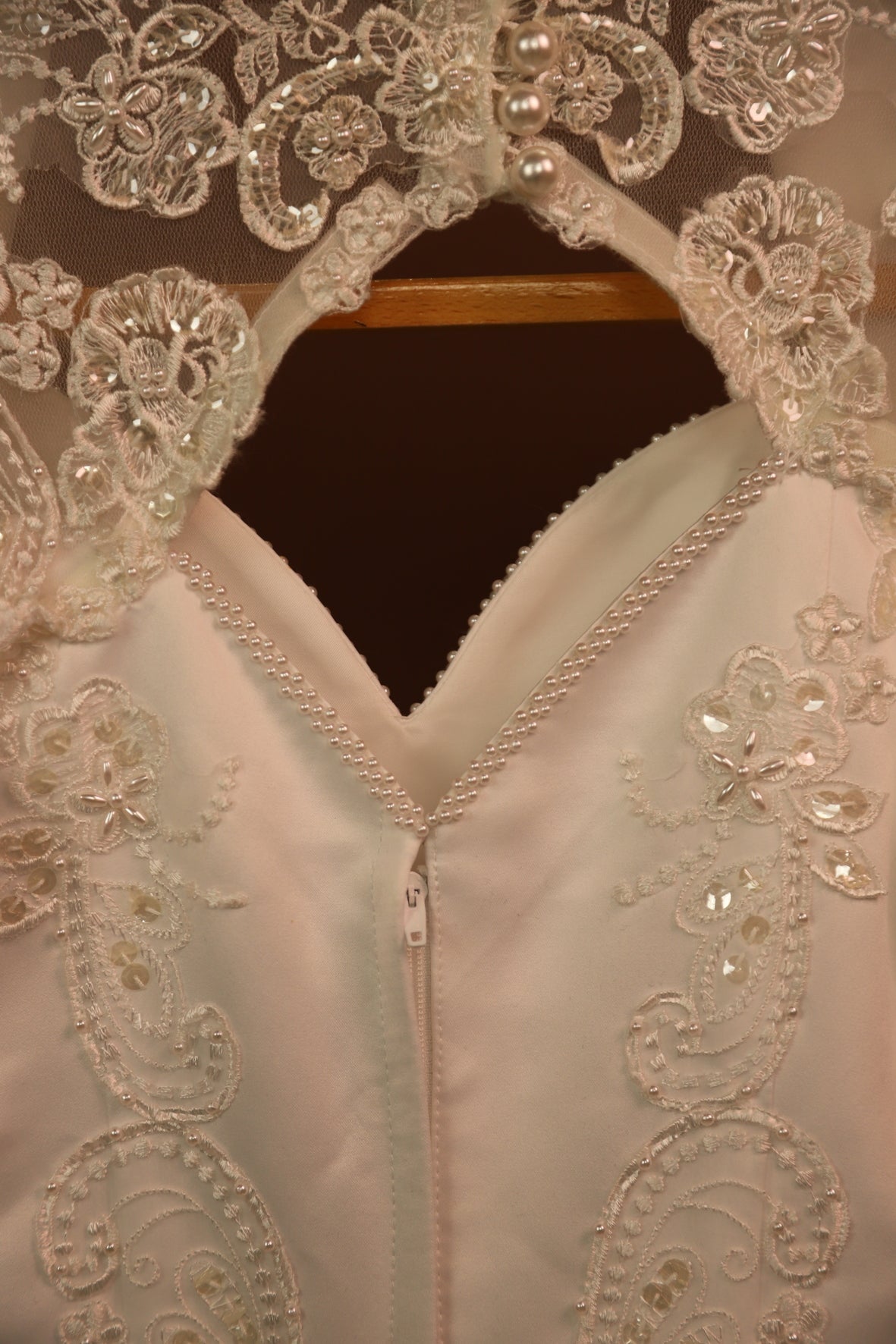 Robe de mariée avec longue traine, perles et arabesques