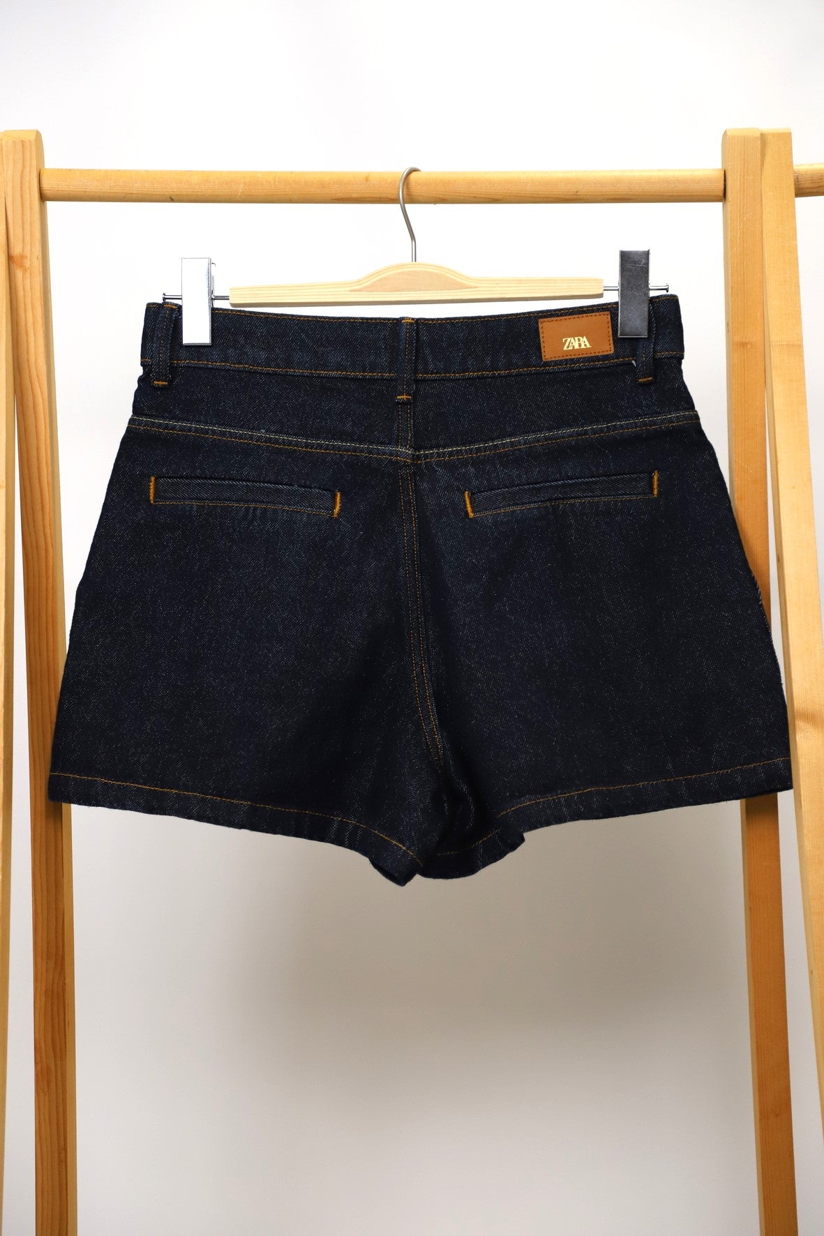 Short bleu brut ZARA, avec 2 fausses poches à l'arrière, bouton nacré, Taille M/38