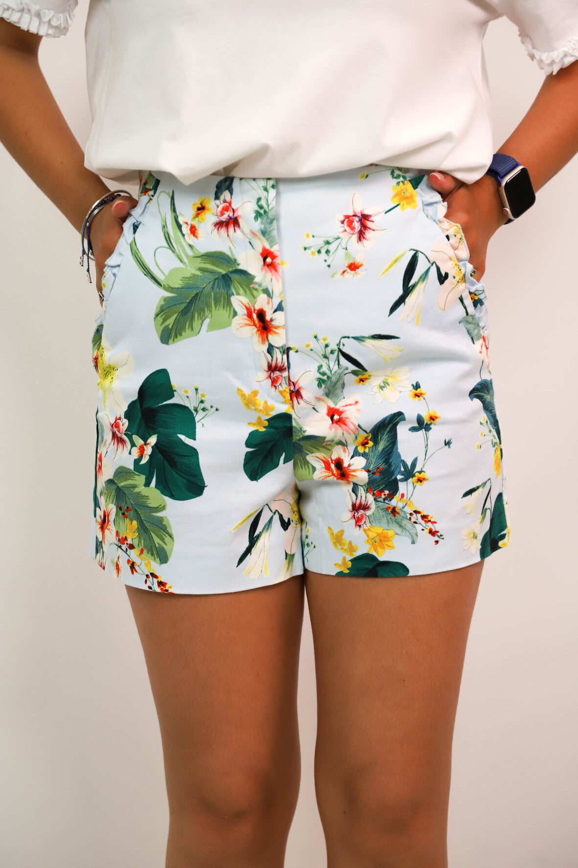 Short bleu taille haute, motif floral Zara Taille S
