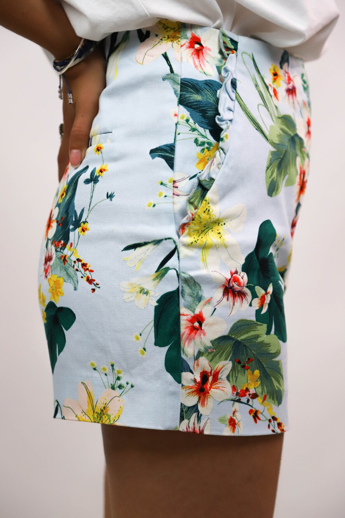 Short bleu taille haute, motif floral Zara Taille S