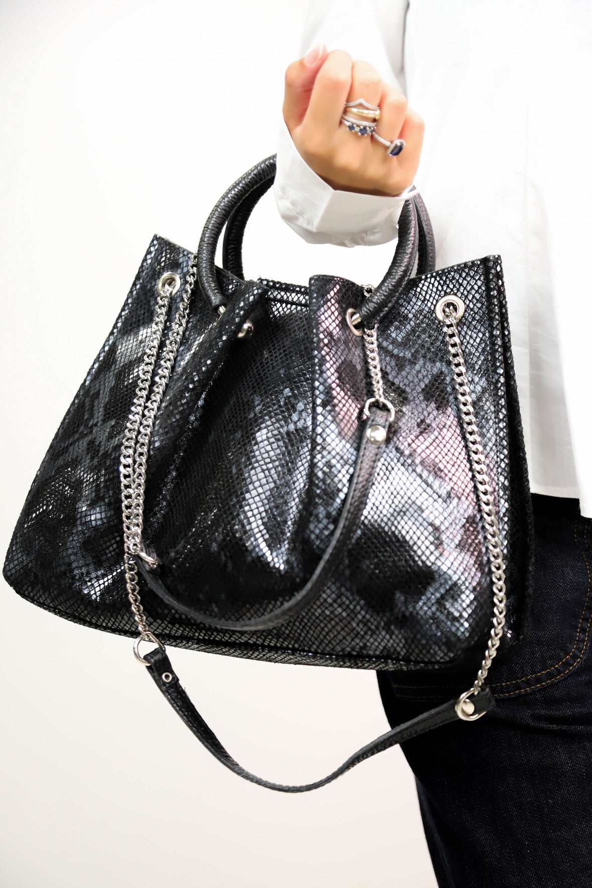 Sac à main noir motif serpent