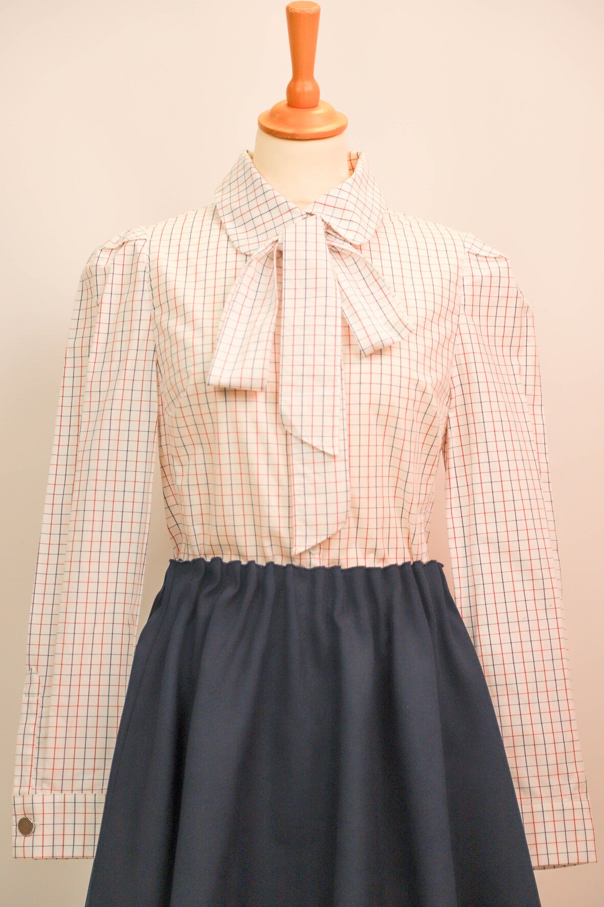 Chemise blanche à carreaux bleus et rouges, ruban au col, Claudie Pierlot, Taille M