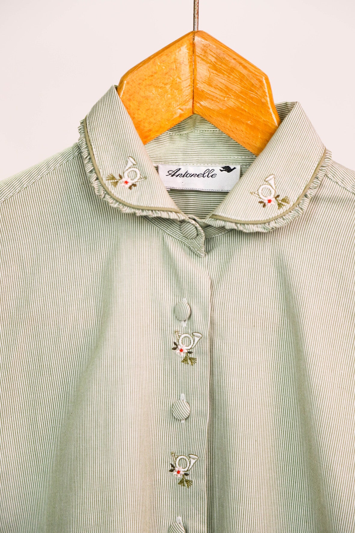Chemise verte à fines rayures et broderies sur col rond Antonelle Taille S