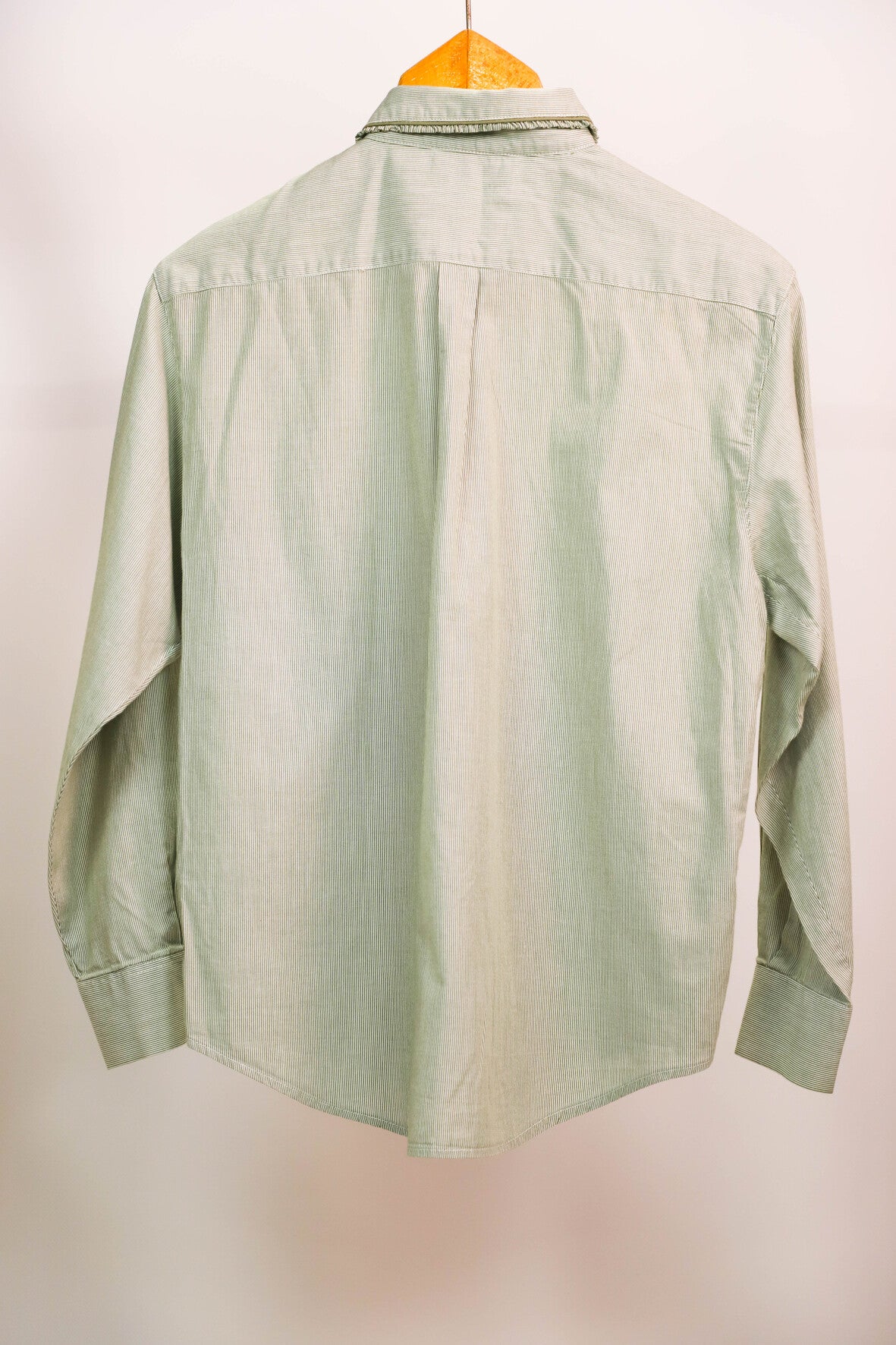 Chemise verte à fines rayures et broderies sur col rond Antonelle Taille S