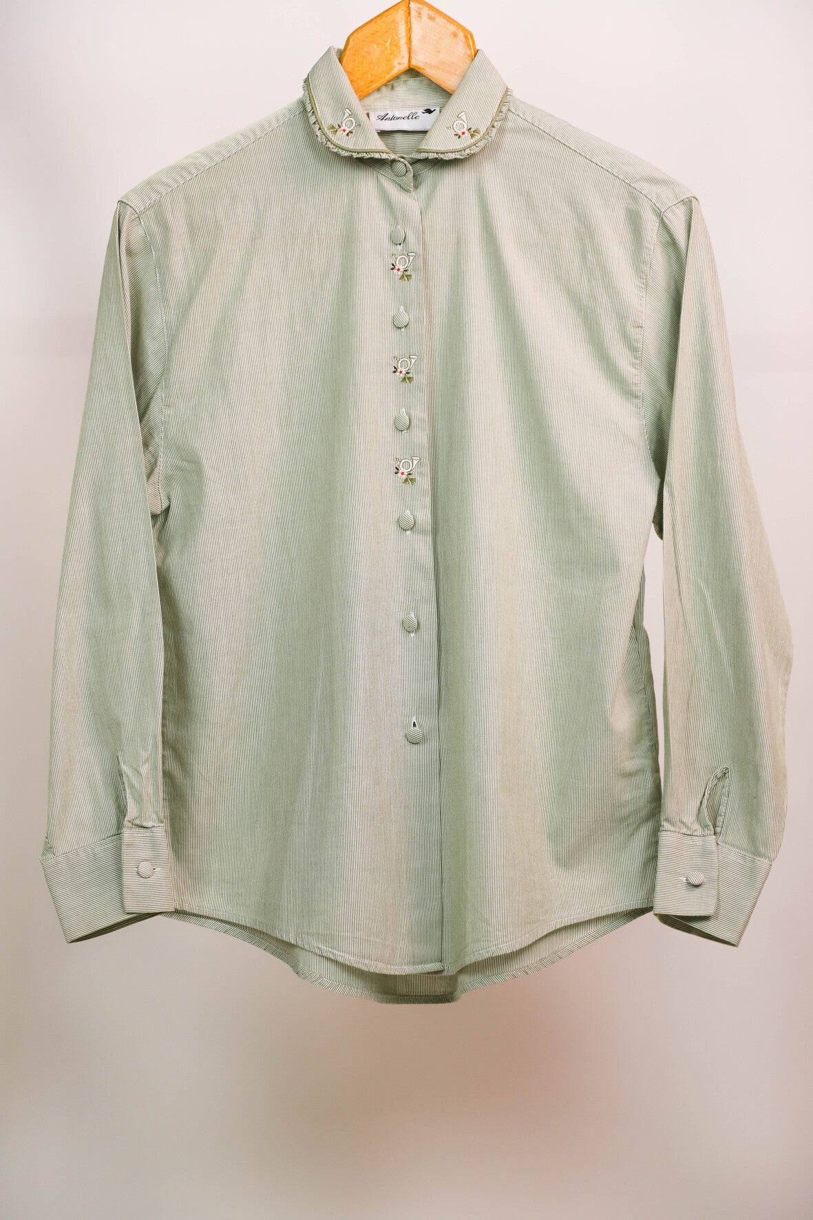 Chemise verte à fines rayures et broderies sur col rond Antonelle Taille S