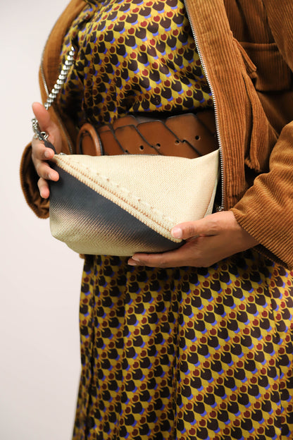 Sac pochette en bâche de vitrine upcyclée beige, Fringuette La Ligne