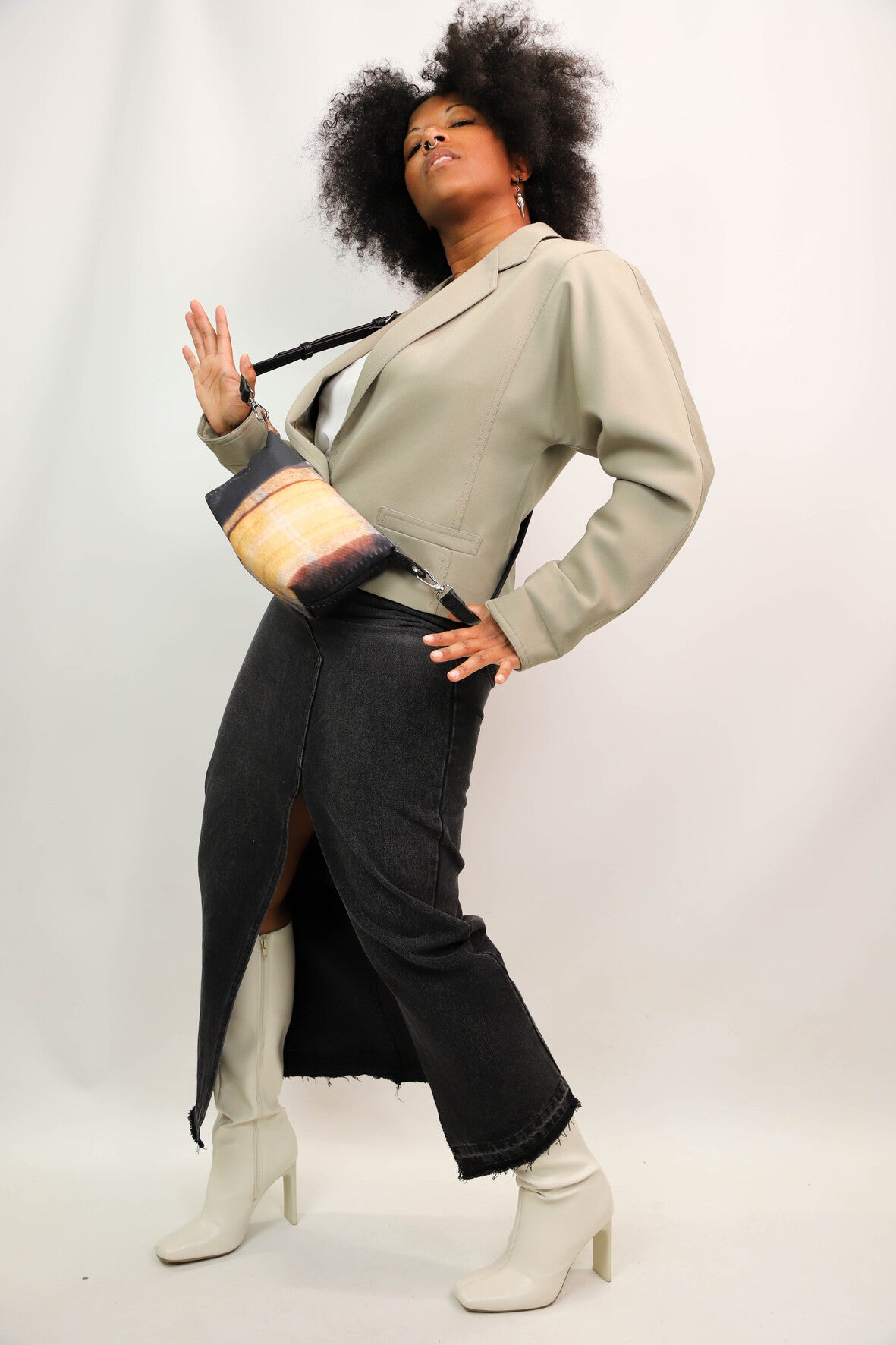 Sac pochette en bâche de vitrine upcyclée carreaux et noire, Fringuette La Ligne