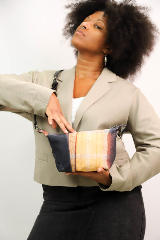 Sac pochette en bâche de vitrine upcyclée carreaux et noire, Fringuette La Ligne