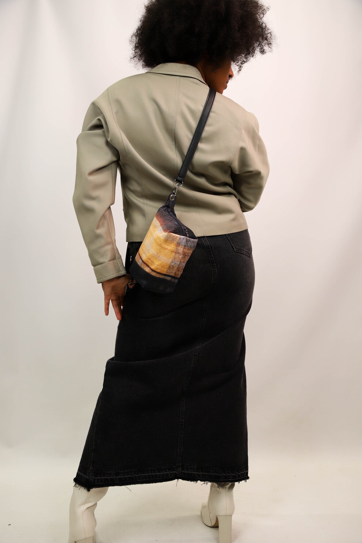 Sac pochette en bâche de vitrine upcyclée carreaux et noire, Fringuette La Ligne