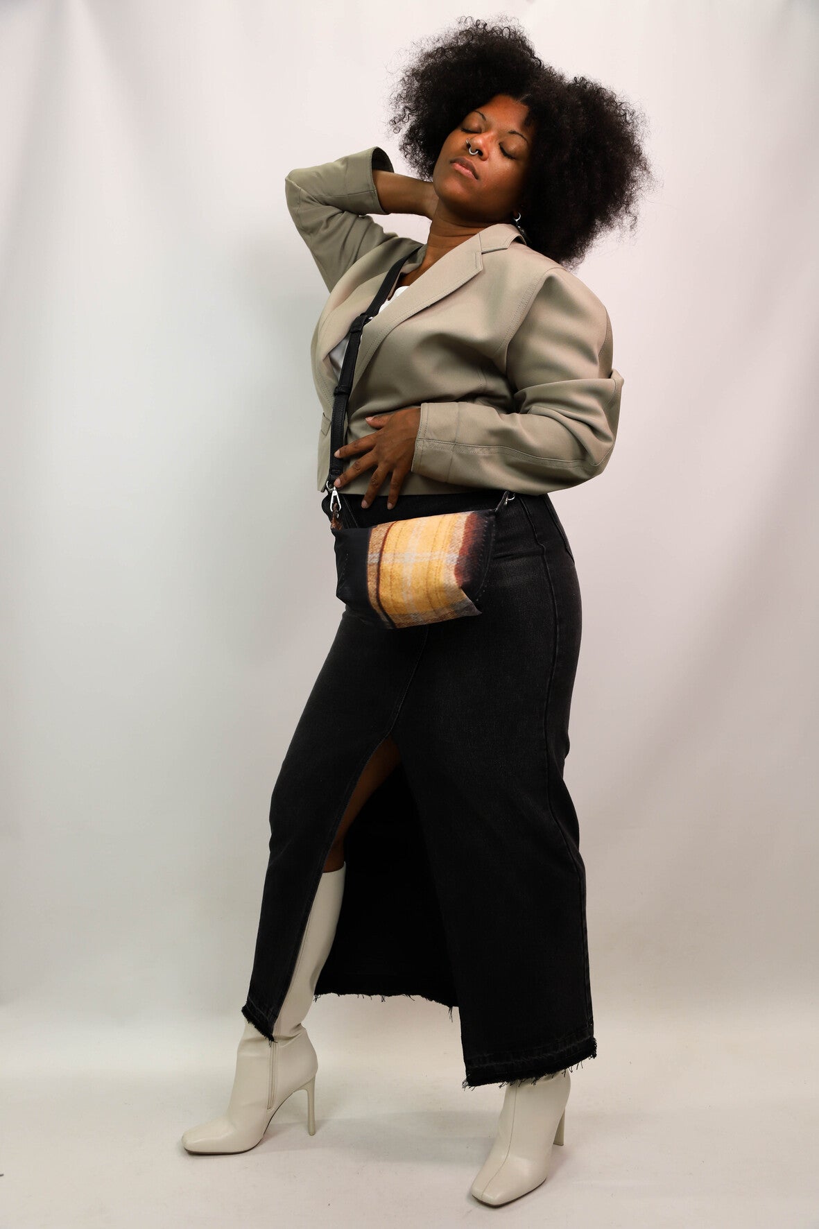 Sac pochette en bâche de vitrine upcyclée carreaux et noire, Fringuette La Ligne