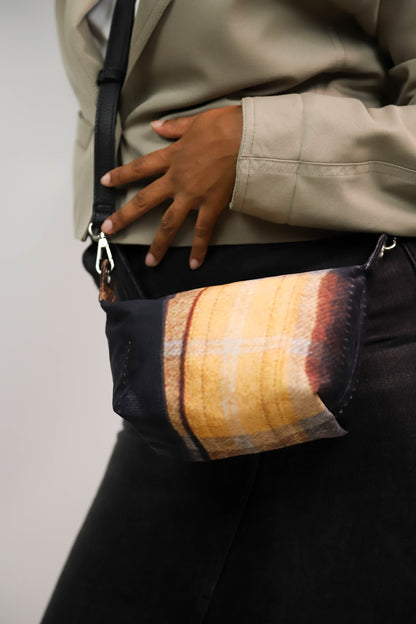 Sac pochette en bâche de vitrine upcyclée carreaux et noire, Fringuette La Ligne