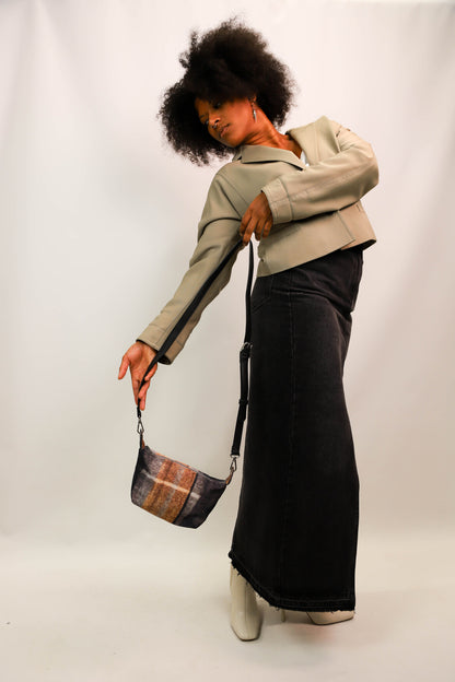 Sac pochette en bâche de vitrine upcyclée carreaux et noire, Fringuette La Ligne
