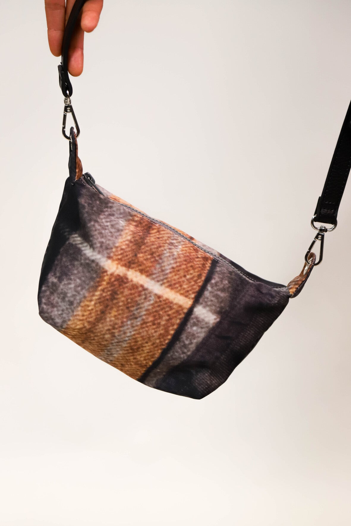 Sac pochette en bâche de vitrine upcyclée carreaux et noire, Fringuette La Ligne