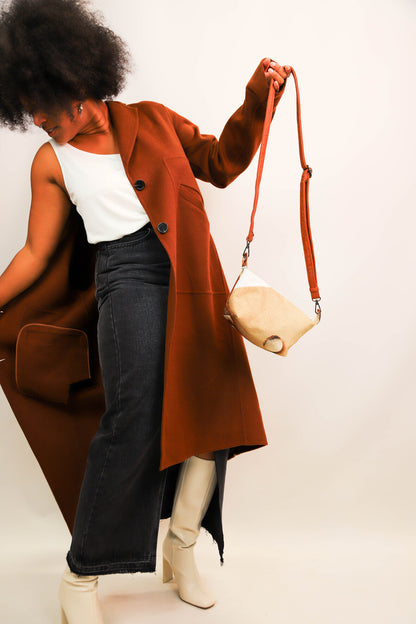 Sac pochette en bâche de vitrine upcyclée marron, Fringuette La Ligne