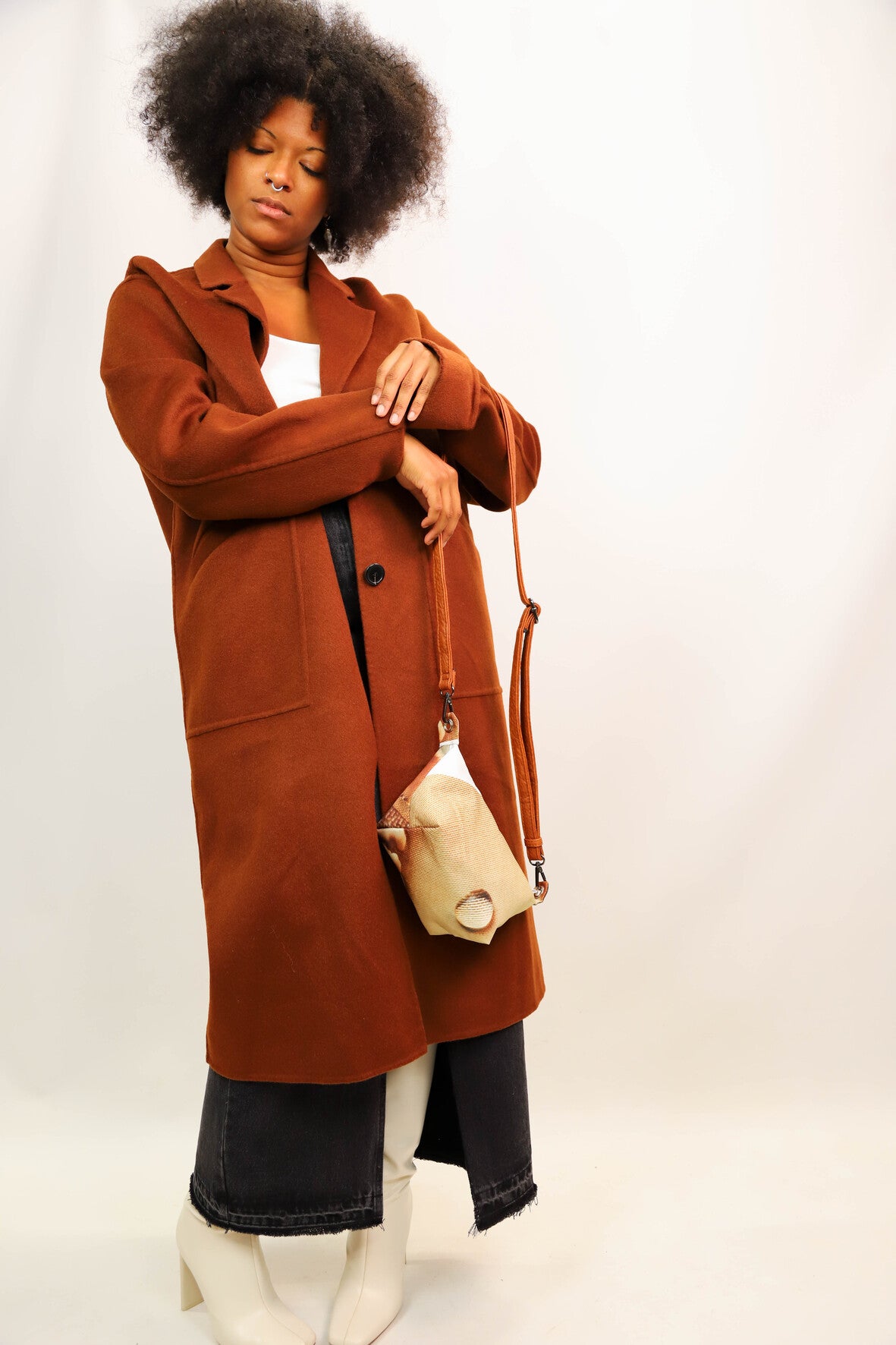 Sac pochette en bâche de vitrine upcyclée marron, Fringuette La Ligne