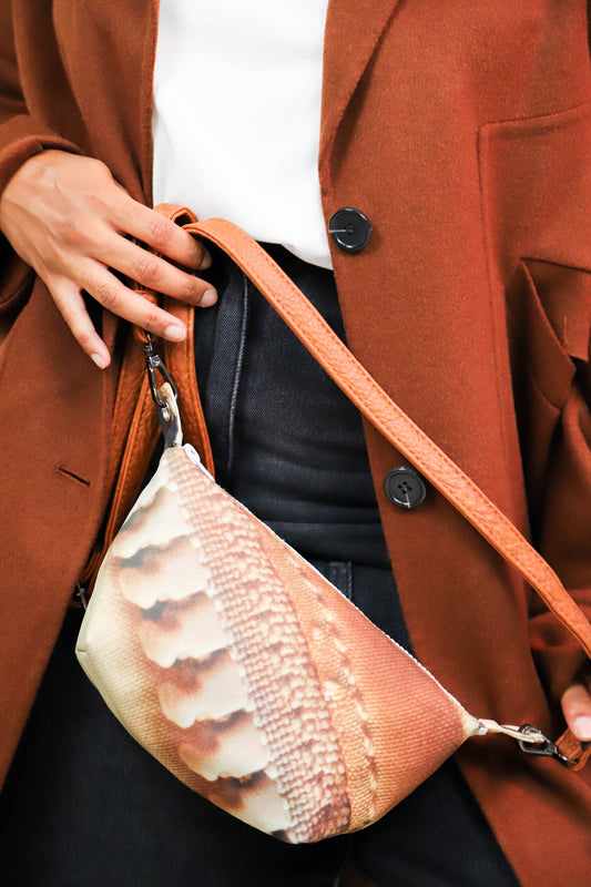 Sac pochette en bâche de vitrine upcyclée marron, Fringuette La Ligne