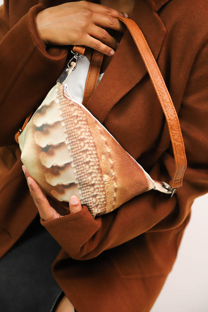 Sac pochette en bâche de vitrine upcyclée marron, Fringuette La Ligne