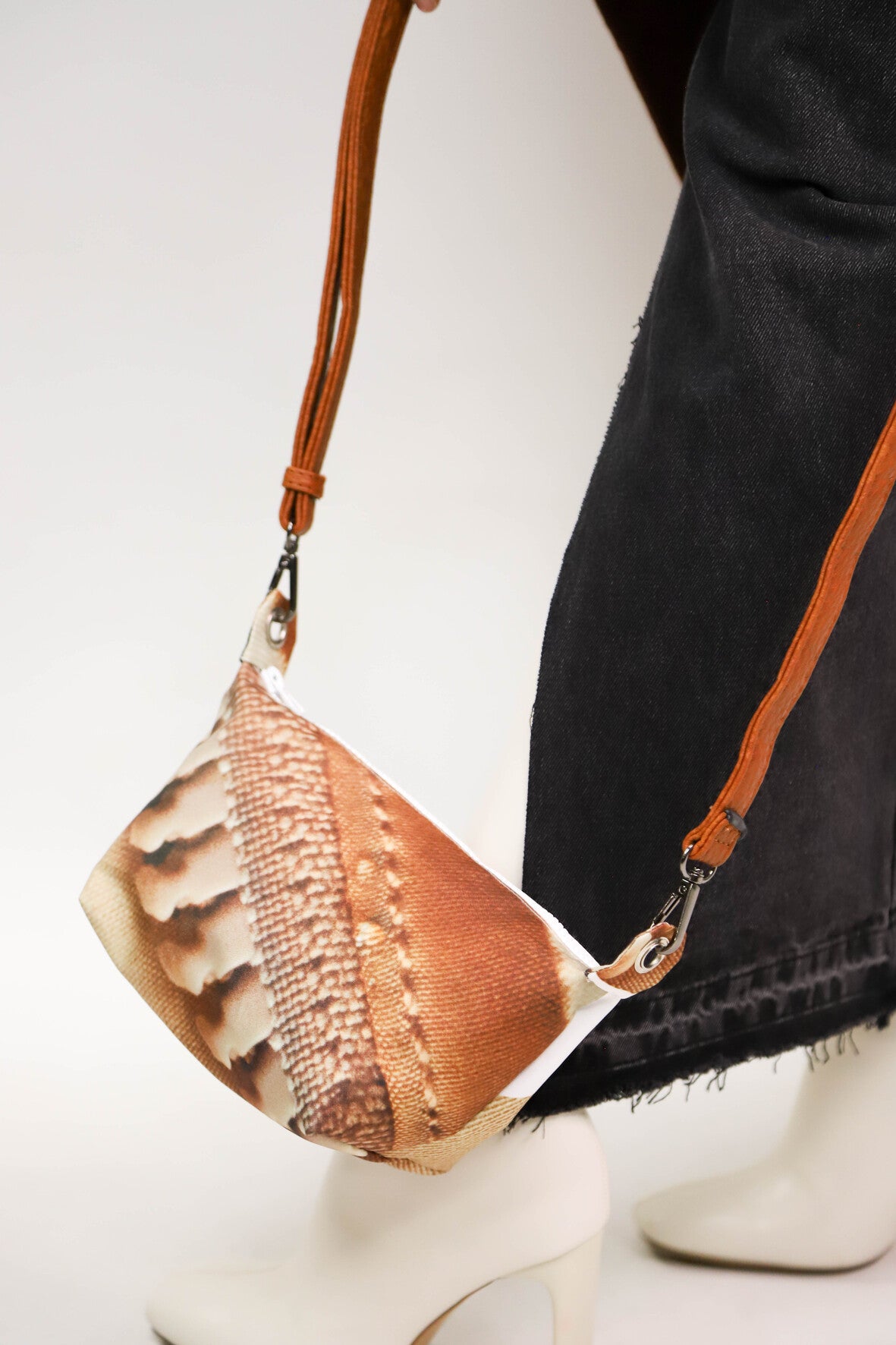 Sac pochette en bâche de vitrine upcyclée marron, Fringuette La Ligne