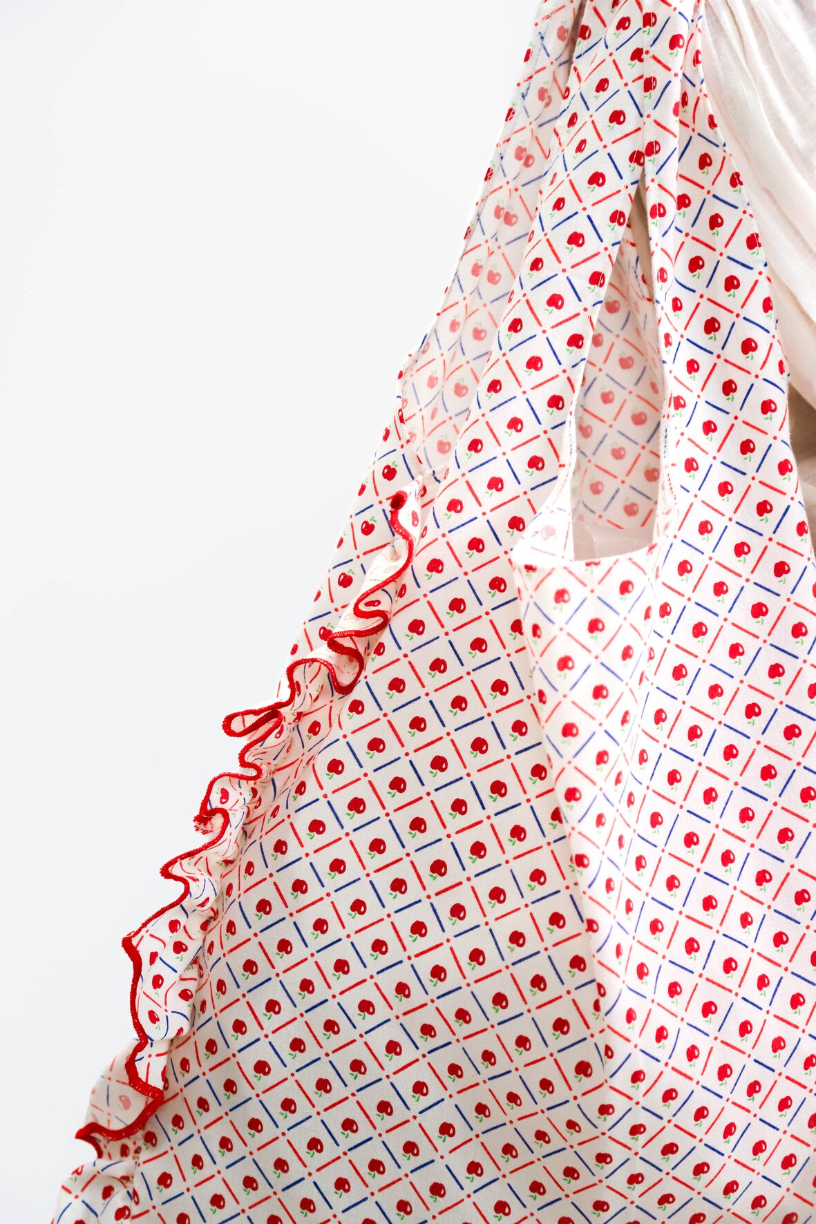 Sac en tissu rouge et blanc motif pomme Fringuette La Ligne