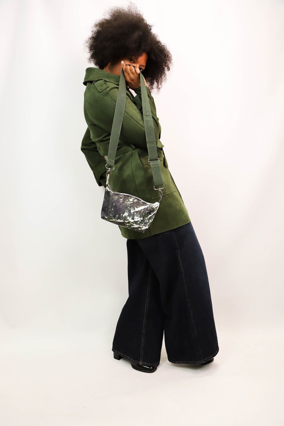 Sac pochette en bâche de vitrine upcyclée verte, Fringuette La Ligne