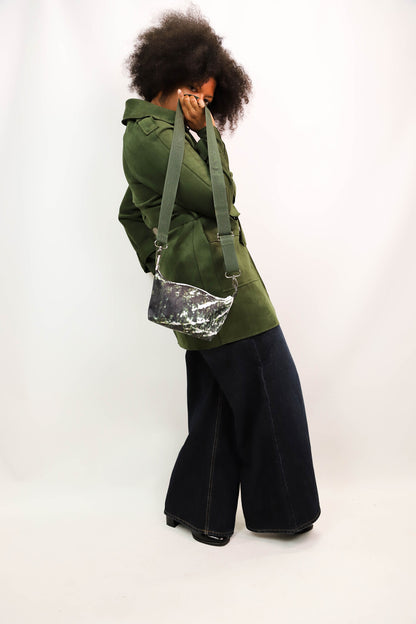 Sac pochette en bâche de vitrine upcyclée verte, Fringuette La Ligne