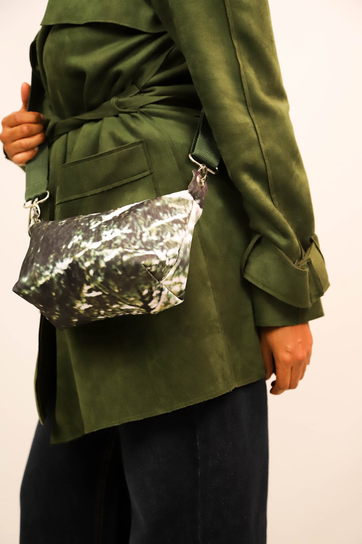Sac pochette en bâche de vitrine upcyclée verte, Fringuette La Ligne