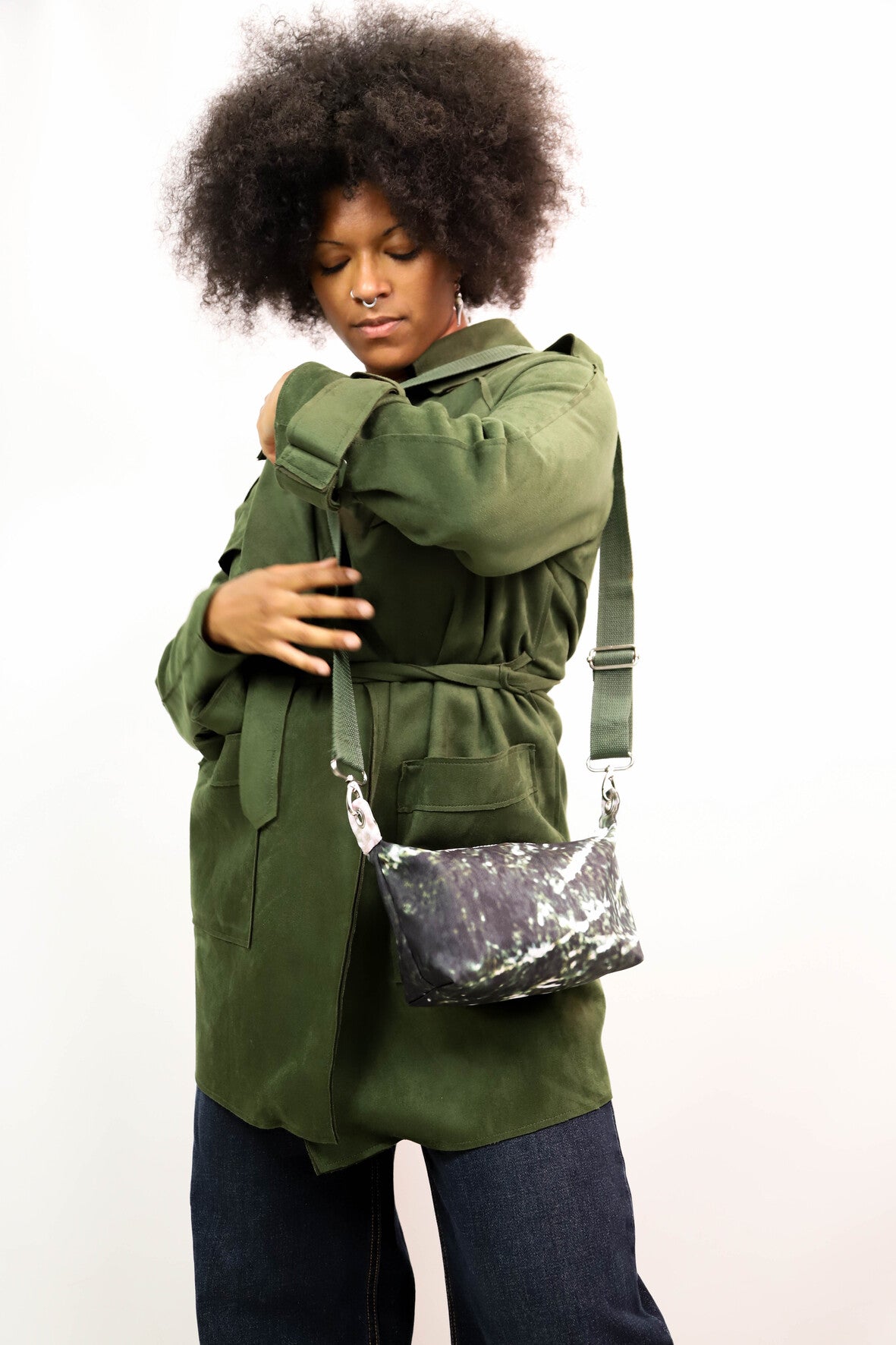 Sac pochette en bâche de vitrine upcyclée verte, Fringuette La Ligne