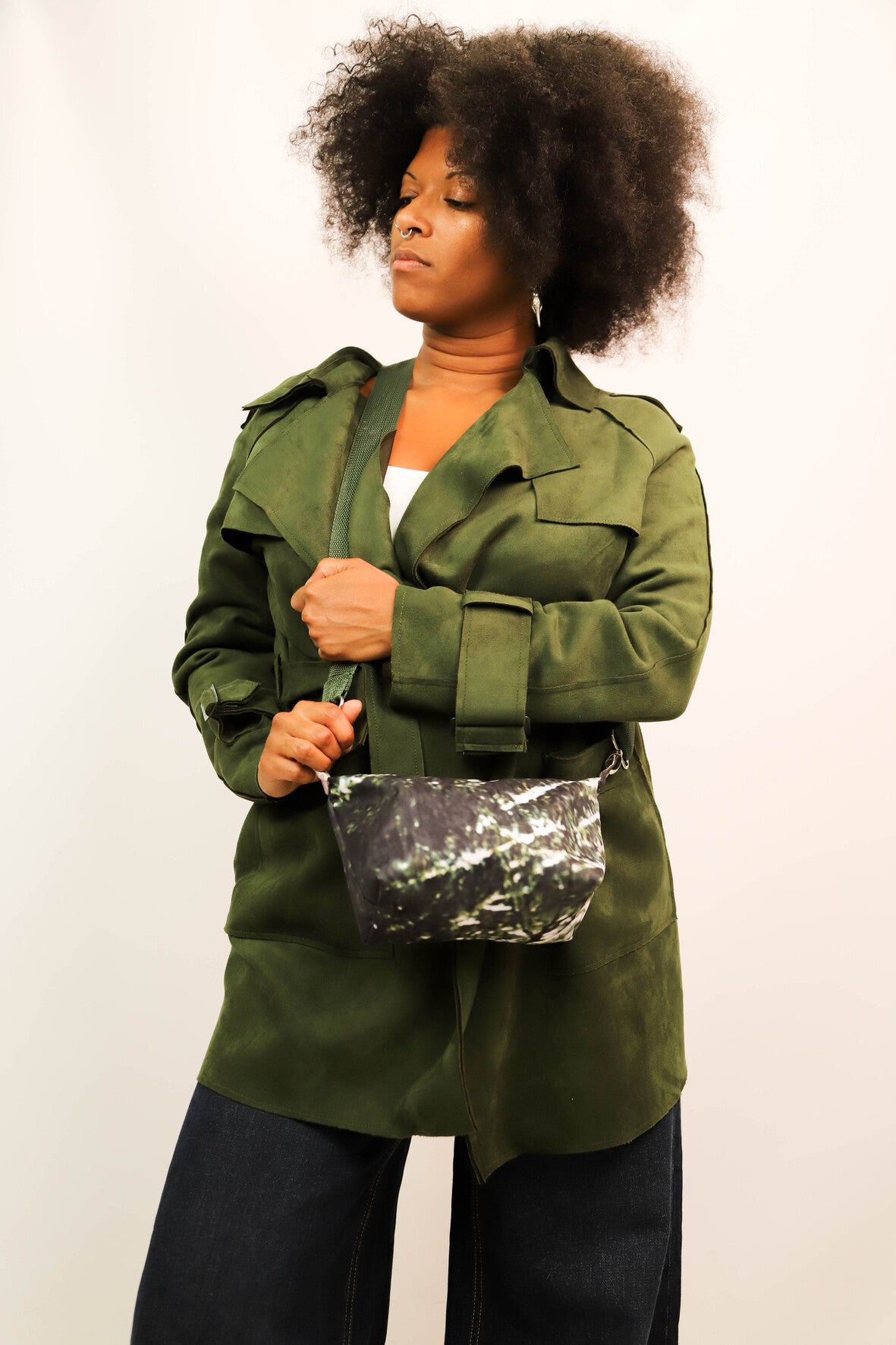 Sac pochette en bâche de vitrine upcyclée verte, Fringuette La Ligne