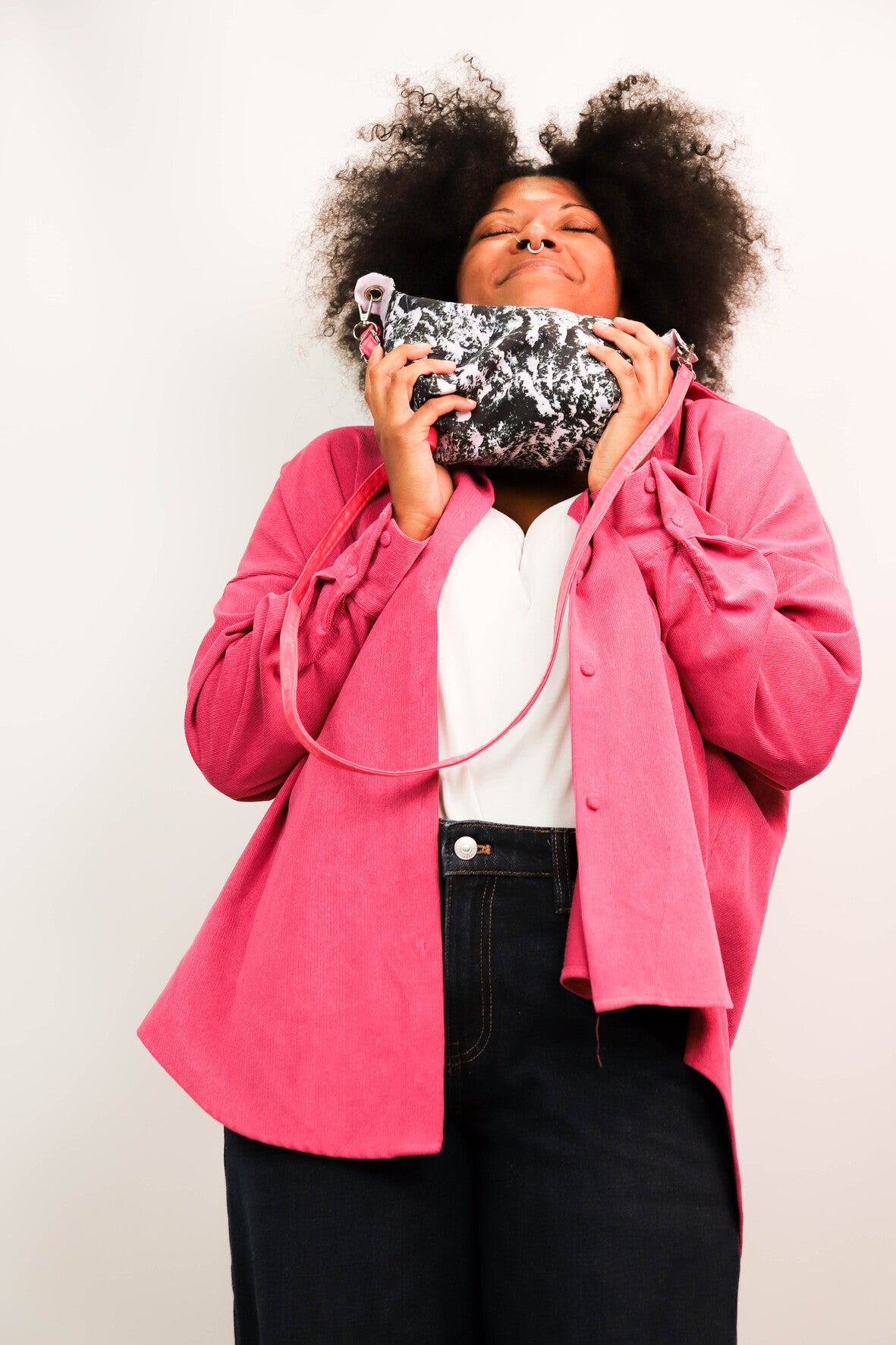 Sac pochette en bâche de vitrine upcyclée multicolore, Fringuette La Ligne
