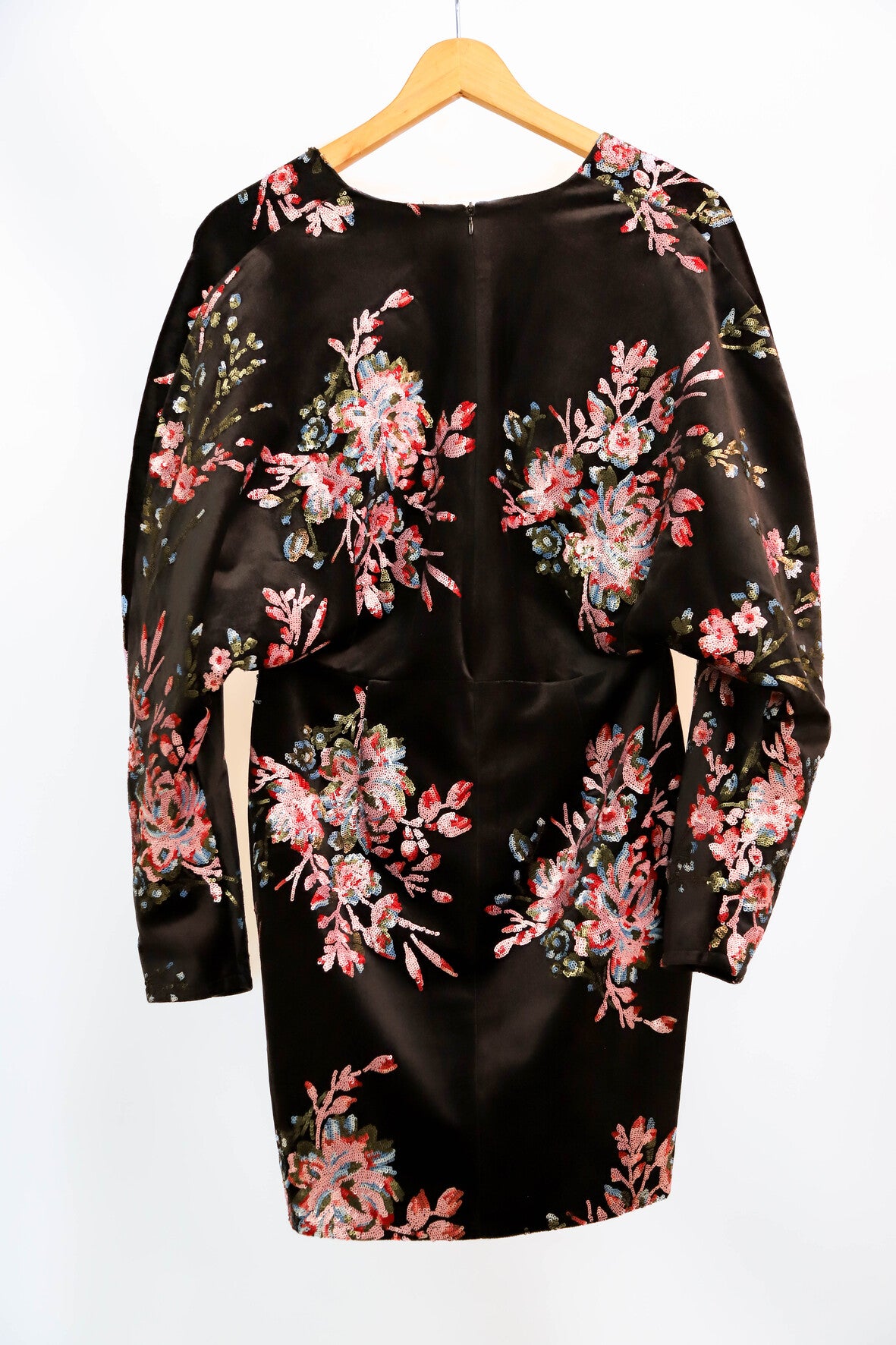 Robe noire en velours et motifs japonisant en sequin Stella et Suzie Taille M