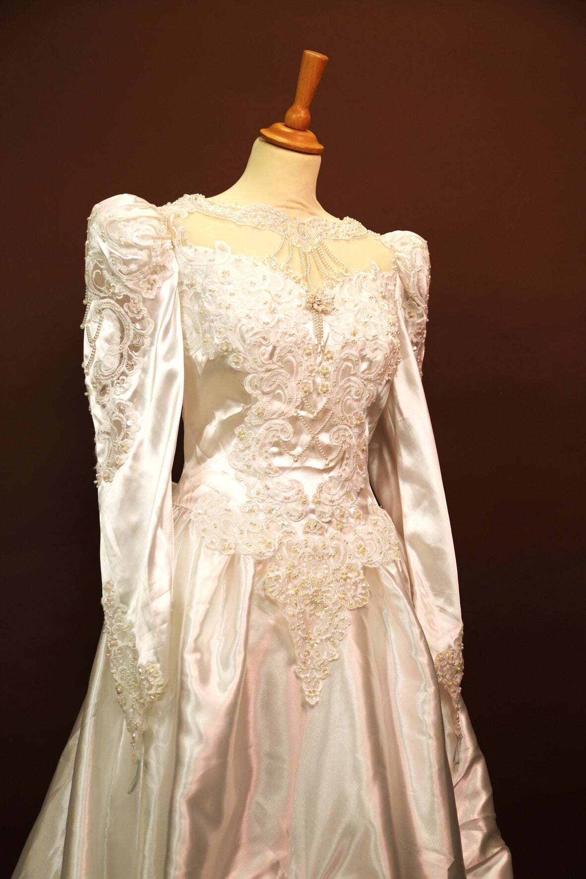 Robe de mariée avec longue traine, perles et épaulettes