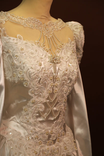 Robe de mariée avec longue traine, perles et épaulettes