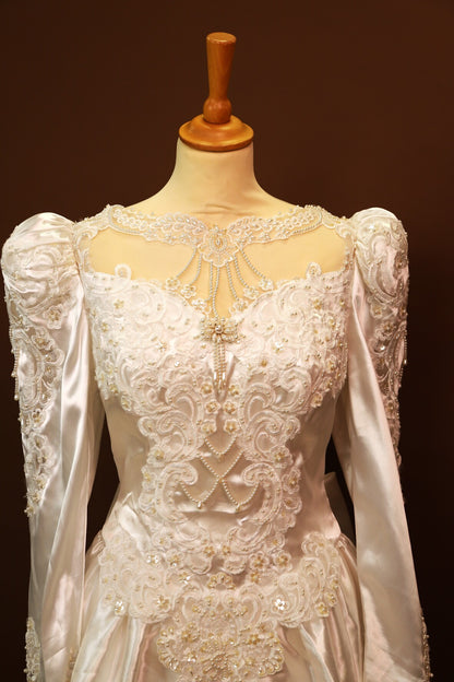 Robe de mariée avec longue traine, perles et épaulettes