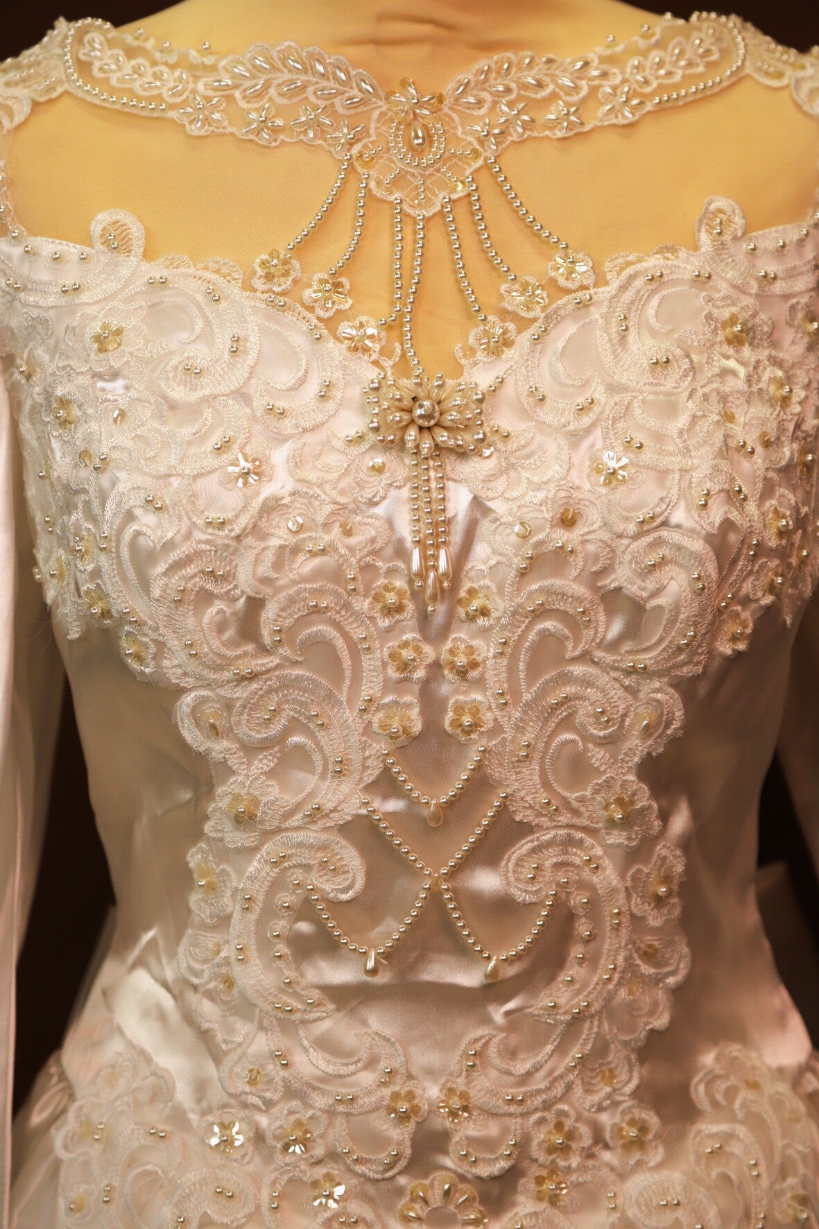 Robe de mariée avec longue traine, perles et épaulettes